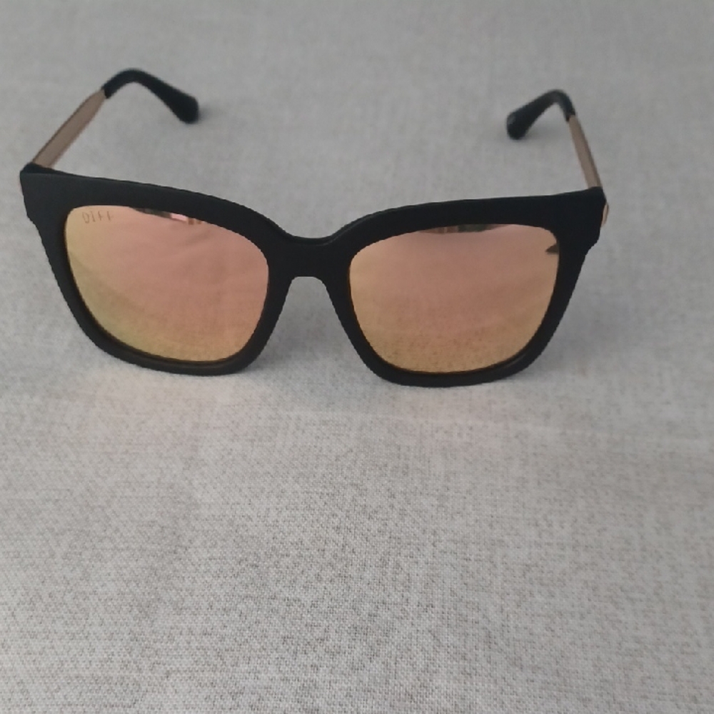 DIFF sunglases Unisex Stylish Black and Gold Sunglasses